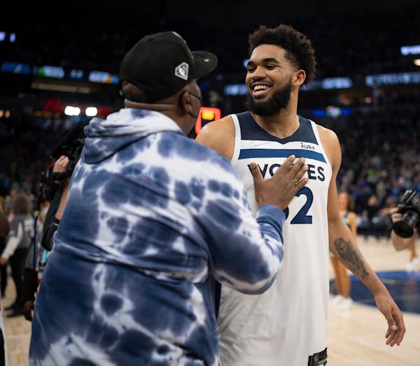 Karl-Anthony Towns was congratulated by his father, Karl Towns Sr., after Game 4 of the Timberwolves playoff series with the Grizzlies.