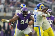 Vikings defensive tackle Dalvin Tomlinson has taken on a teaching role at minicamp for his fellow interior linemen because of his previous experience 
