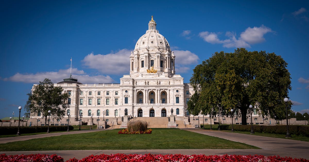 Hvem var den første kvinnen som tjenestegjorde i Minnesota Legislature?