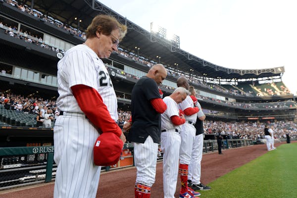 White Sox manager Tony La Russa, left, and his coaches bowed their heads during a moment of silence Monday at Guaranteed Rate Field.