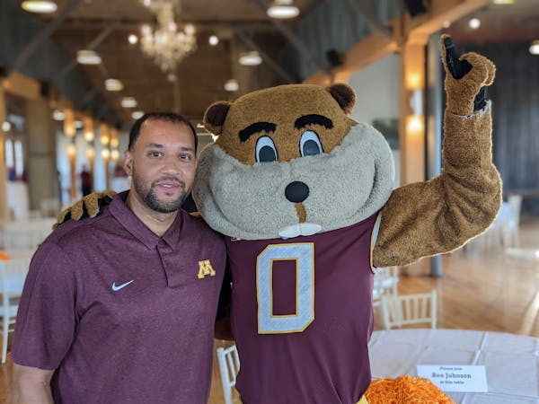 Gophers men’s basketball coach Ben Johnson posed with mascot Goldy Gopher during an event in Stillwater.