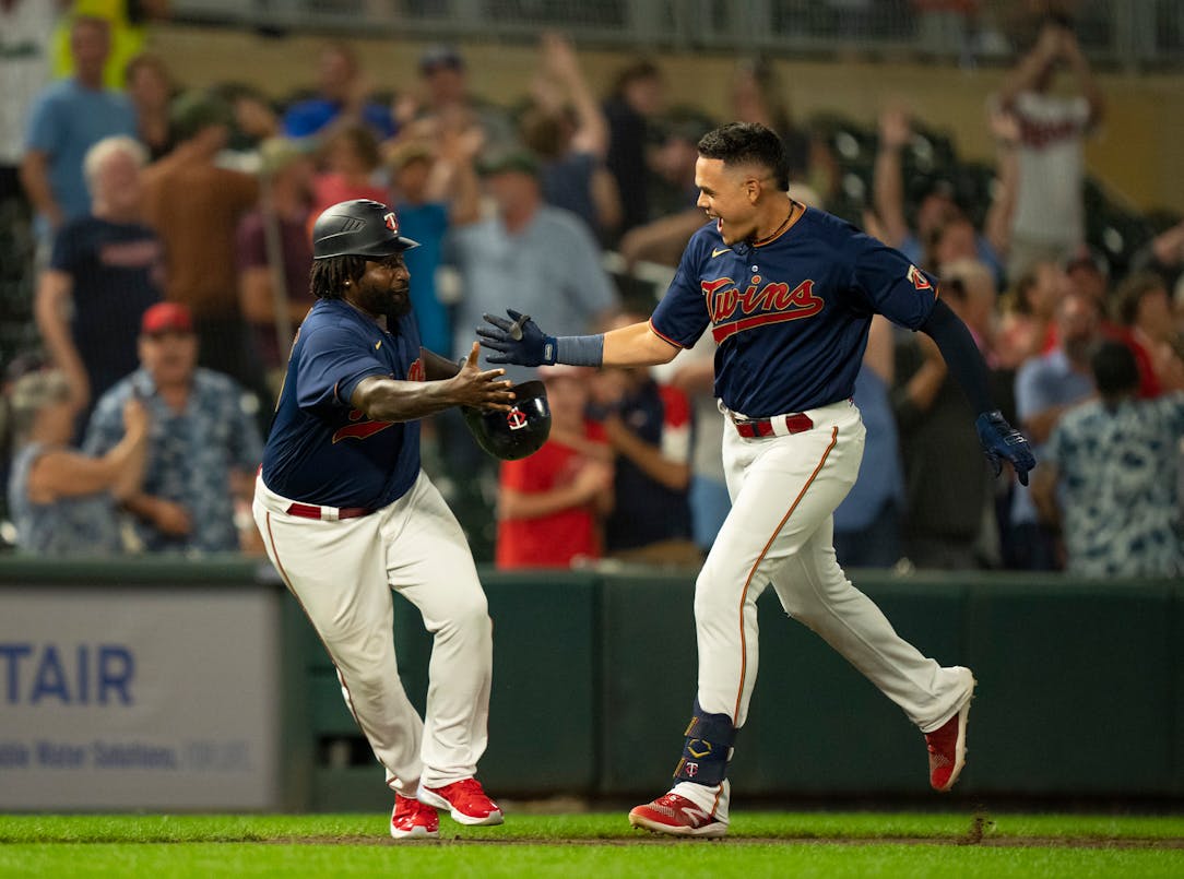 MIC'D UP reaction to BUNNY on field 🤣 Twins' Gio Urshela