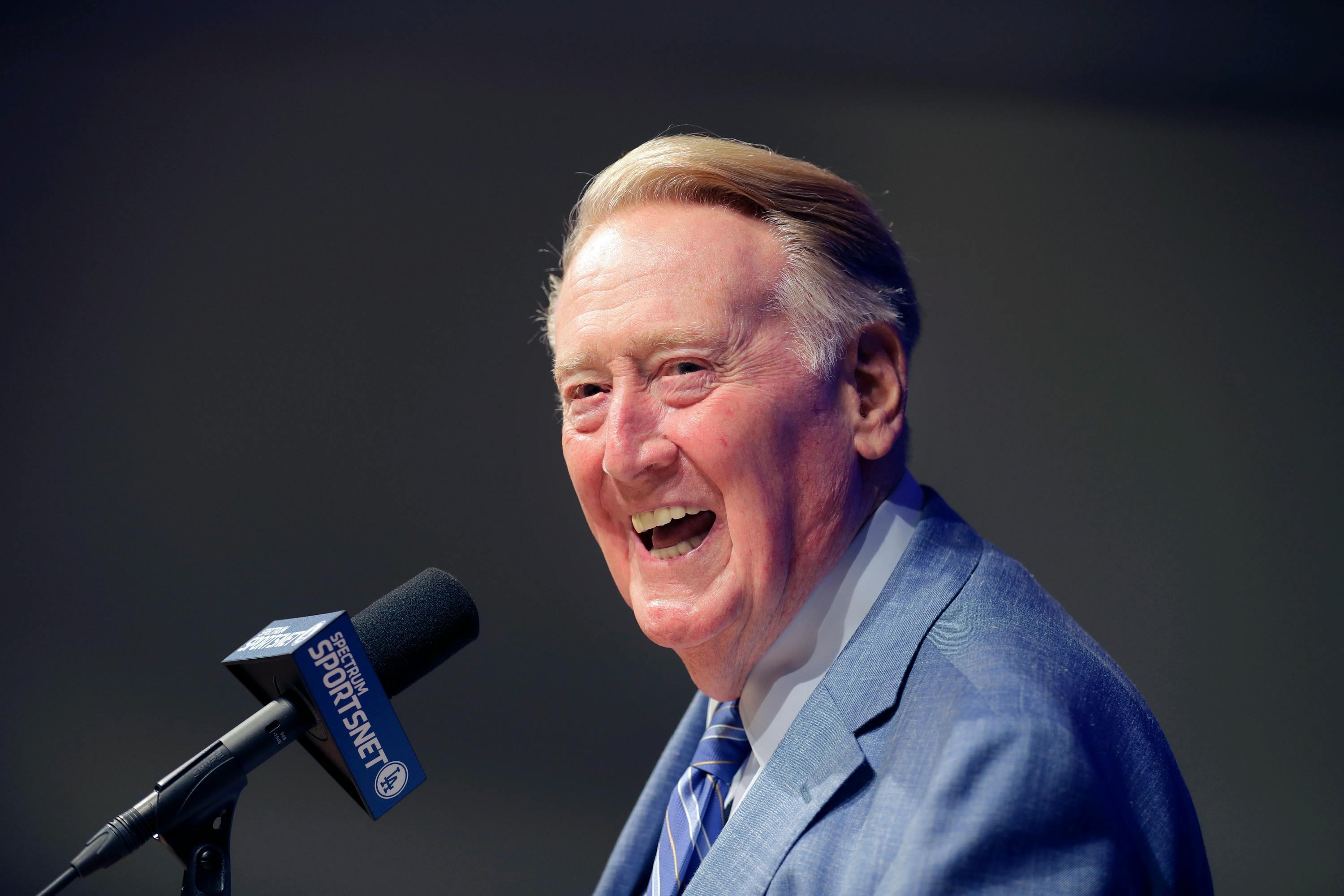 Vin Scully, Hall of Fame Dodgers Broadcaster for 67 Years, Dies at 94