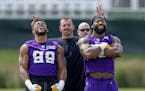 Vikings outside linebackers coach Mike Smith, center, joked with Danielle Hunter, left, and Za’Darius Smith at the team’s training camp last month