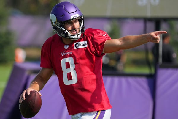 Minnesota Vikings quarterback Kirk Cousins (8) points to his receiver during a joint practice session with the San Francisco 49ers Wednesday, Aug. 17,