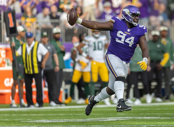 Dalvin Tomlinson of the Vikings celebrated a fumble recovery in the season opener against the Packers.