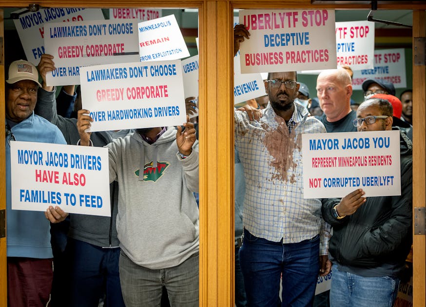 Uber, Lyft drivers rally outside Minneapolis mayor's office over pay, working conditions