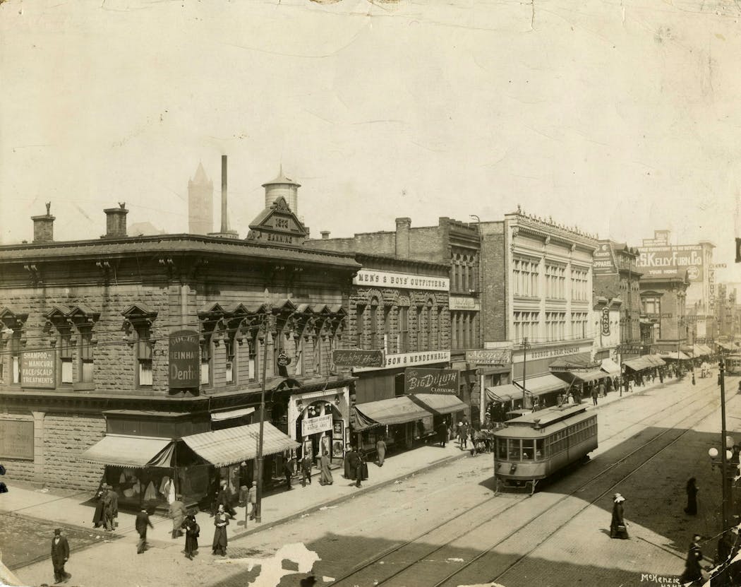 Superior Street in Duluth in the early 1900s, possibly 1905.