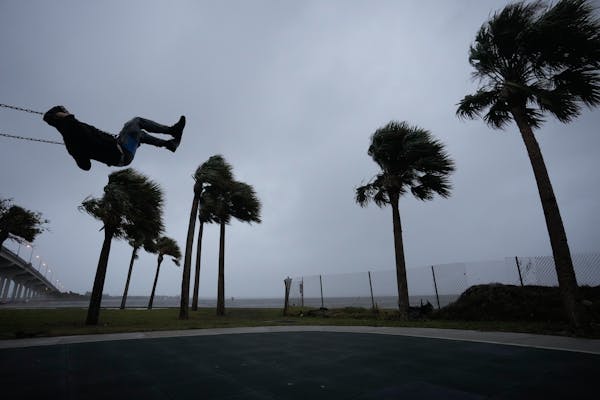 Rough weather in Florida as hurricane approaches