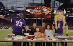 NFL Hall of Famer John Randle and his young friends make Thanksgiving decorations for the Vikings-Patriots game opening.