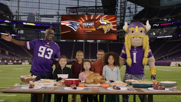 NFL Hall of Famer John Randle and his young friends make Thanksgiving decorations for the Vikings-Patriots game opening.