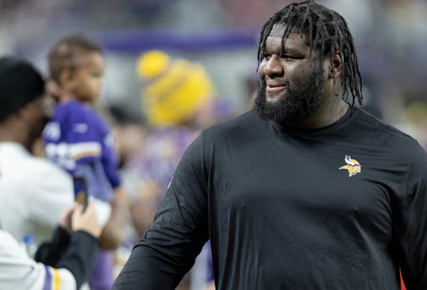 Injured Vikings defensive lineman Dalvin Tomlinson watched Thursday’s game against the Patriots from the sidelines. 