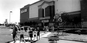 Shoppers outside the Sears store at the Mall of America when it opened in August 1992. The retailer’s exit from the mall in 2019 prompted litigation