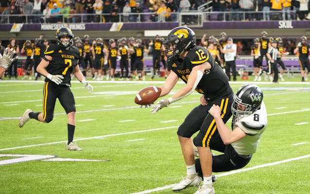 New London-Spicer’s Grant Paffrath (12) pitched the ball to teammate Brycen Christensen for the winning touchdown in the 3A Prep Bowl.