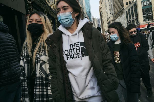 People wearing masks in Manhattan, on Dec. 21, 2021. 
