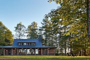 A Los Angeles family with ties to the area built a refined rustic retreat on the shores of Wisconsin’s Lake Katherine.