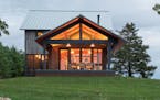 The rustic retreat is nestled in southwestern Wisconsin’s Driftless Area of sweeping farmland and river valleys. The metal roof draws inspiration fr