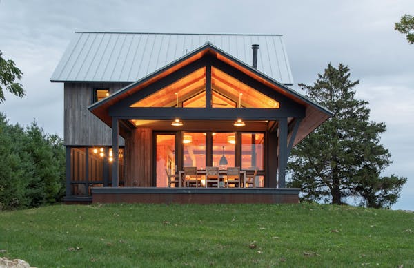 The rustic retreat is nestled in southwestern Wisconsin’s Driftless Area of sweeping farmland and river valleys. The metal roof draws inspiration fr