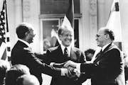 Egyptian president Anwar Sadat, US president Jimmy Carter, and Israeli prime minister Menachem Begin are shown on the north lawn of the White House, s