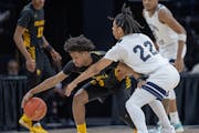 De LaSalle’s Nasir Whitlock, left, and Totino Grace’s Zy’Lerre Stewart, battled for the ball in the Class 3A title game.