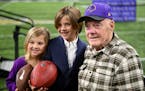 Former Vikings coach Bud Grant with two of current Vikings coach Kevin O’Connell’s children, Quinn, left, and Caden, center, at O’Connell’s in