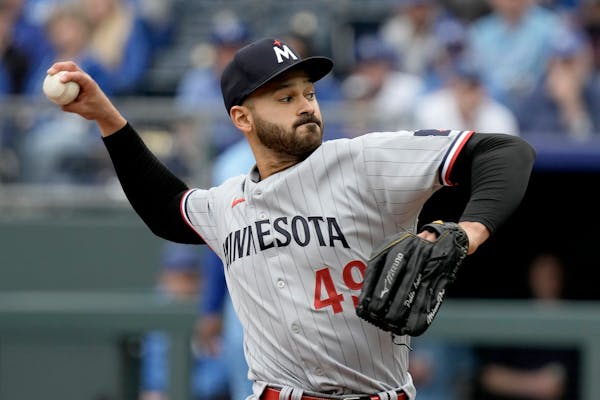 Souhan: López and Twins' gloves highlight this Opening Day victory