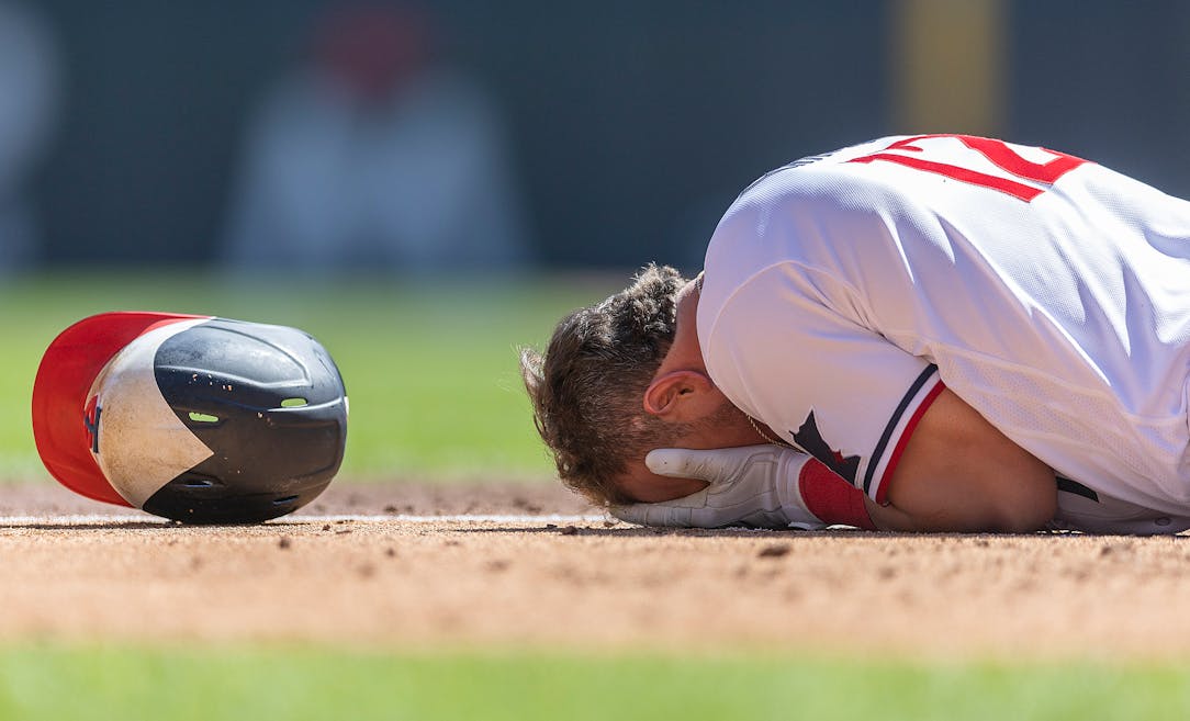Twins News: Kyle Farmer exits game after being hit in face by pitch (Video)
