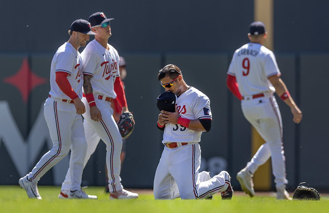 Kyle Farmer injury: Twins infielder leaves game after getting hit