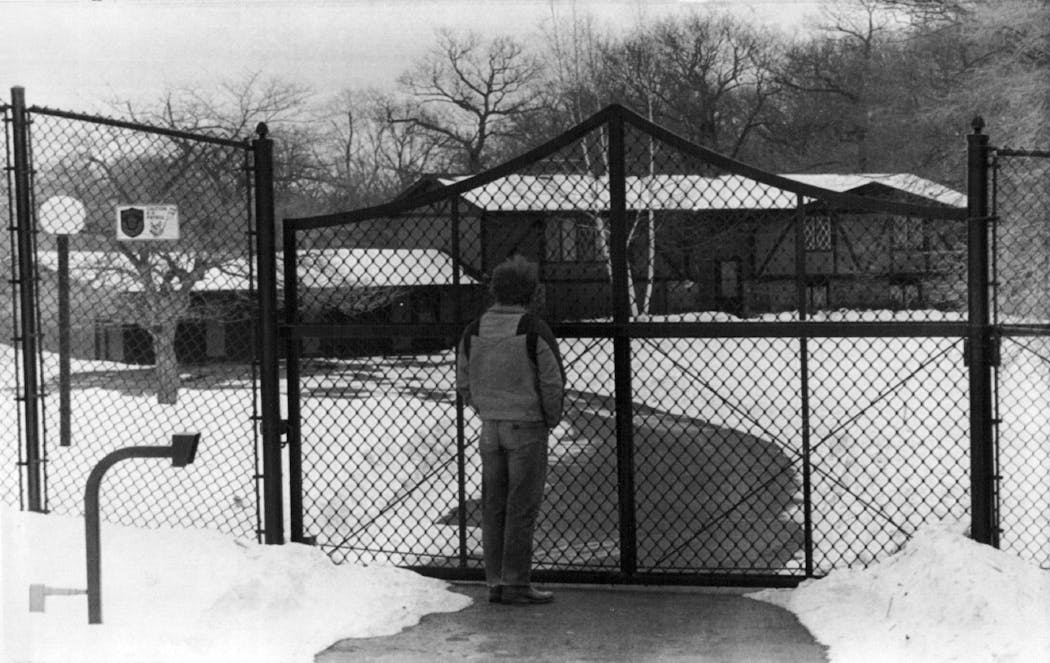 A fan looked through the gate of Prince's purple Kiowa Trail house in 1985.