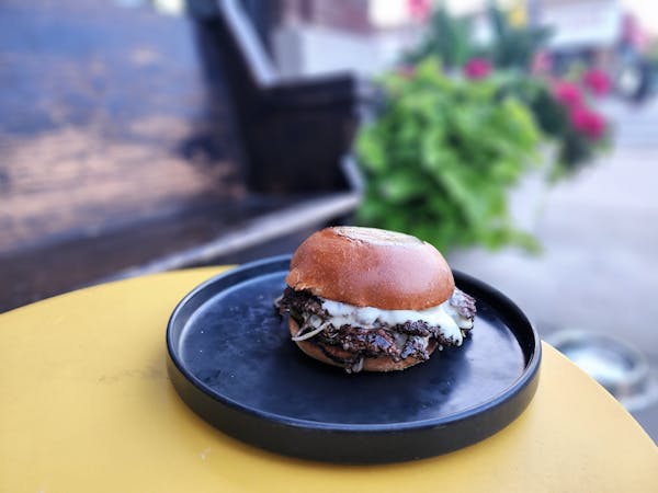 Le Petit Cheeseburger on Petite León’s patio