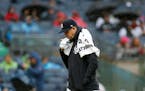  Yankees manager Aaron Boone walked back to the dugout during Sunday’s game against the Diamondbacks.