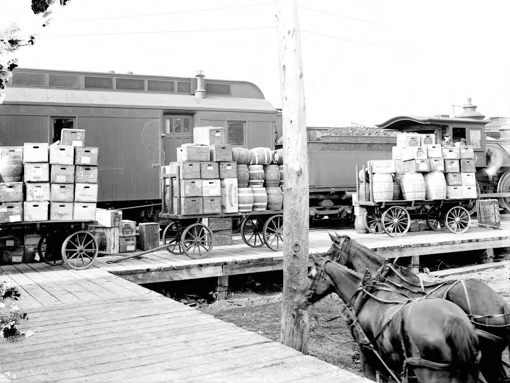 A beer shipment to Northern Pacific Railway's freight depot, photographed around the turn of the 20th century.
