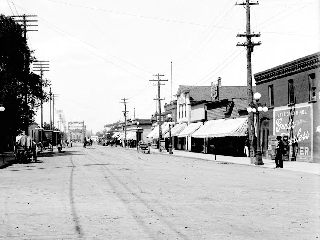 Main Avenue in Moorhead, photographed between 1910 and 1915.