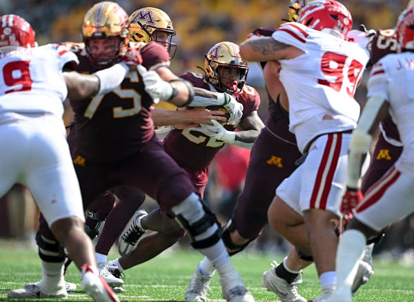 Gophers running back Zach Evans took a handoff from quarterback Athan Kaliakmanis on his way to rushing for 85 yards.